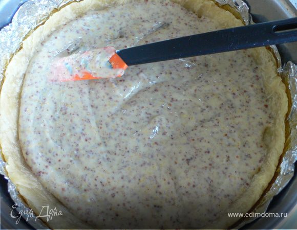 На готовый корж выкладываем смесь из мёда, горчицы и сыра