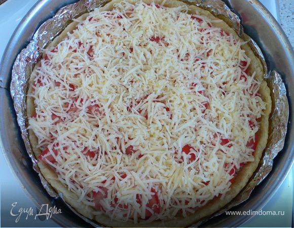 сверху выкладываем помидоры и натёртый на тёрке сыр. 