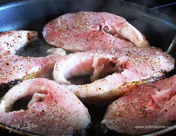Маринованные стейки судака выкладываем на раскаленную сковороду с маслом, жарим на среднем огне