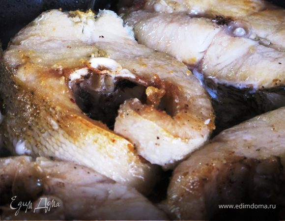 Переворачиваем, продолжаем жарить до готовности