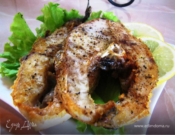 Готовую рыбку подаем с салатом и лимоном, а также с любым любимым Вашим гарниром.