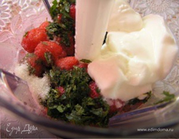 Выложить все ингредиенты в чашу блендера и взбивать на высокой скорости, пока масса не станет однородной.