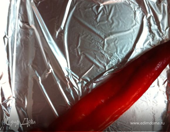 Перец протыкаем зубочисткой и в духовку на максимальную температуру, пока кожица не пригорит.