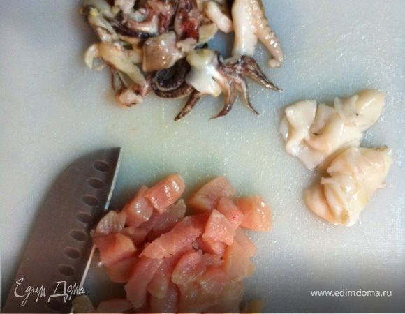 Традиционно морепродукты добавляют в середине приготовления прямо в рис. Но я делаю по-другому: отдельно в большом количестве оливкового масла по очереди обжариваю курицу, кальмары, а осьминоги в сильно кипящем масле пару секунд, чтобы ножки хрустели. Все это добавляю уже в конце, и оно получается хрустящим, а не томленным в рисе и мягким. 