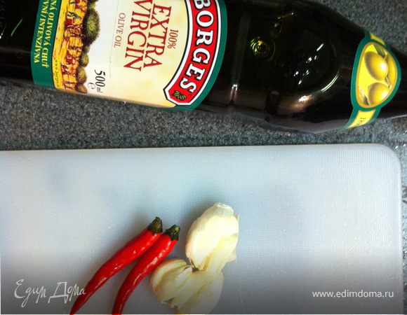 А теперь вызываем зависть у соседей :) В оливковом масле обжариваем приплюснутый чеснок и перец чили. И знайте, что в подъезде соседи борются с желанием напроситься к вам в гости и попробовать то, что вы готовите :)