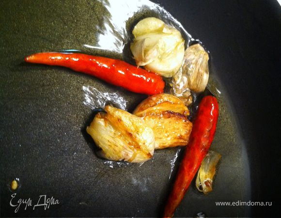 Не забудьте проткнуть чили, чтобы он не лопнул и не обжог вас горячими каплями. Когда чеснок поджарится, убираем все, что не похоже на масло.