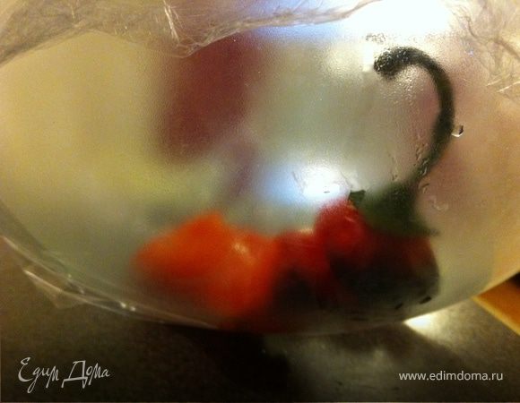 Достаем из духовки перец, помещаем в какую-то емкость, плотно закрываем пищевой пленкой и через 2 минуты избавляемся от кожуры.