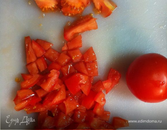 Помидоры избавляем от мякоти, чтобы они не давали лишний сок.