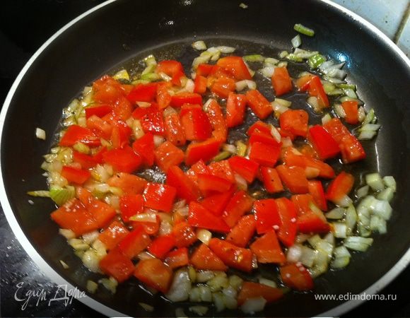 В масло, где жарились чеснок и чили, бросаем лук и через минуту помидоры.