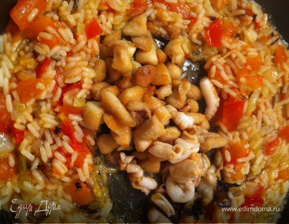 К помидорам добавляем рис, обжариваем немного и черпак за черпаком вливаем бульон, по принципу ризотто.  Когда рис сварится, добавляем уже обжаренные хрустящие морепродукты.