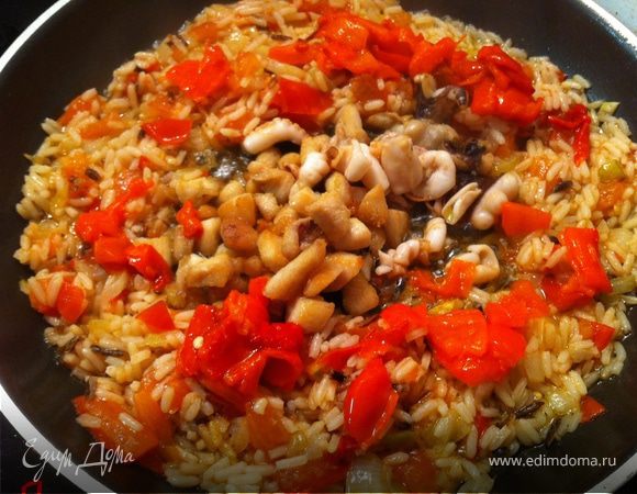 Нарезаем перец и добавляем его на сковороду, оставив немного для соуса.