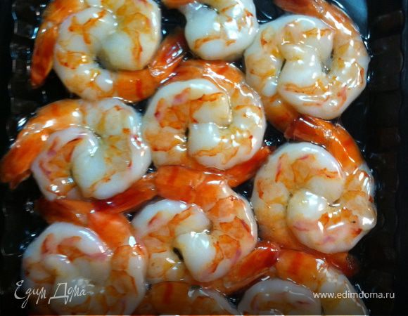 Подготовьте креветки. Если не хотите чистить их полностью, как минимум удалите зубочисткой кишечную вену. Я купил уже очищенные, остались только хвостики.