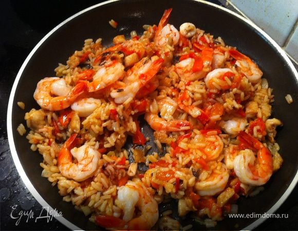 Добавляем еще немного бульона, соль и креветки.