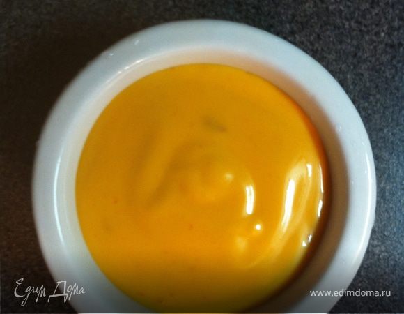 К этому блюду, по-моему, лучше всего походит такой соус. 
Смешиваем ингредиенты для соуса, не забудьте добавить перец из духовки, который оставляли специально для этого.