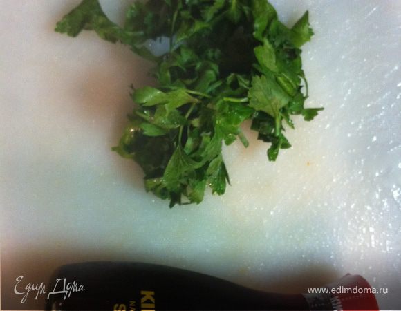 В самом конце в блюдо добавляем немного соевого соуса и петрушки.