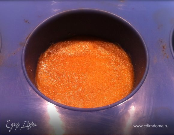 печенье измельчить блендером в крошку. Масло смешать с печеньем. В силиконовые формочки уложить по порции данной массы. Отправить в холодильник
