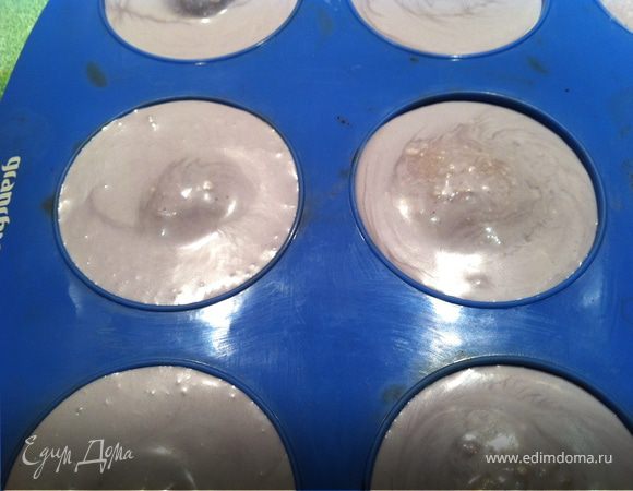 Замочить желатин (я брала из расчета желатин на 0,5 л сырной массы, т.е. 10 гр)Творог взбить со сливками до образования пышной массы. Добавить сироп. Желатин, если того требует Ваша инструкция, подогреть на огне, добавить к творожной массе. Все тщательно перемешать