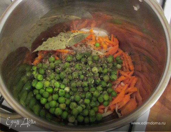 Первое, что нужно сделать это сварить бульон у меня овощной.
У итальянцев существуют несколько секретов приготовления минестроне. Во первых это хороший бульон, чаще всего используется овощной, но не редки случаи когда в ход идет и мясной и даже бульон из копченостей. 
Порезать лук, лук порей, морковь и сельдерей.
Влить масло и забросить овощи. Добавить целые дольки чеснока, лавровый лист, зеленый горошек и сухой розмарин. Тушить овощи на медленном огне 15 минут. 


