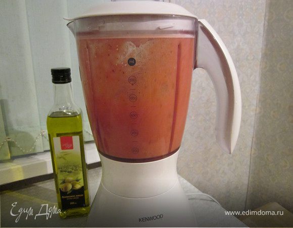 Добавить томатный соус, бульон и свежее сваренную фасоль. Перемешать и варить ещё 15 мин. 
Томатный соус я сделала сама. Взяла две спелых помидора, сняла с них кожицу, нарезала и положила в Блендер. Туда же добавила две дольки молодого чеснока, сушеные травы и взбила.