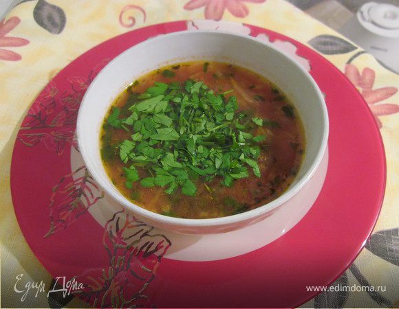 Перед подачей украсить зеленью петрушки, посыпать тертым пармезаном. 
Я сыром не посыпала т.к. у соблюдаю пост, а вам советую перед подачей посыпать тертым пармезаном.
Суп получился очень ароматный, томатный-чесночный.
Приятного аппетита!