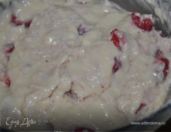 Добавить в тесто клубнику и стружку. Аккуратно перемешать. Не мешайте долго и интенсивно, чтобы ягоды не окрасили тесто в красный цвет.