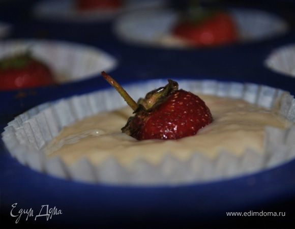 Разложите в формочки и выпекайте при 190 гр. около 20 минут.
