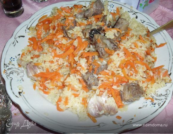 На большое блюдо выложить рис,понадобиться два блюда.На рис выложить морковь с мясом.