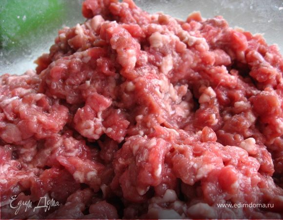 Мясо мелко нарезать кубиками, или пропустить через мясорубку.