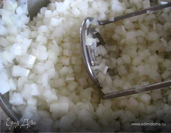 Крошим, и немного разминаем лук.