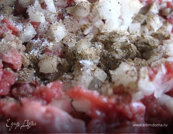 Лук, мясо перемешиваем. В фарш добавляем перец, соль и воду. Убираем в холодильник на 30мин.