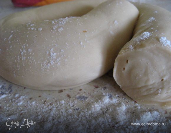 В теплую воду добавляем соль, яйцо и ложку масла, взбиваем вилкой. Добавляем муку и вымешиваем тесто. Даем отлежаться и вымешиваем, понемногу подсыпая муку. Повторяем до тех пор пока тесто не станет держать форму.