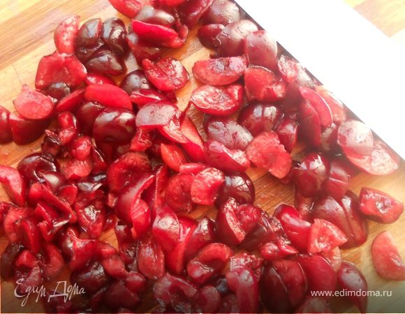 Шоколад с маслом растопить на водяной бане, немного остудить ***думаю, от масла можно смело отказаться!*** Из черешни удалить косточки, нарезать на 3-4 части.