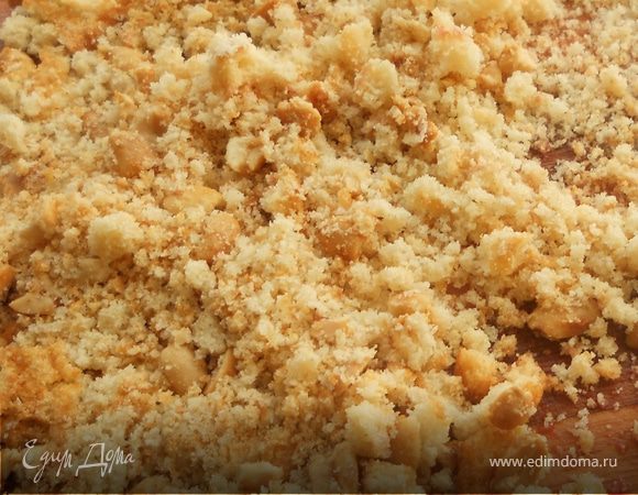 Печенье измельчить в крошку (комбайном, с помощью скалки или как я - просто растер на доске ***печенье приобрел я удачное - песочное, хрустящее и не очень жирное - оказалось самое то. Вот только 150-гр. упаковки в итоге не хватило, пришлось добавлять несколько штук савоярди***