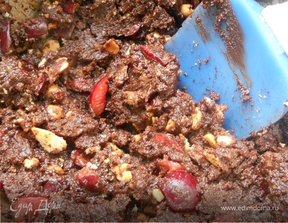 Соединить печенье, шоколад и черешню, размешать. Получится достаточно вязкая масса. Убрать в холодильник/морозильную камеру (15/5 минут соответственно). 