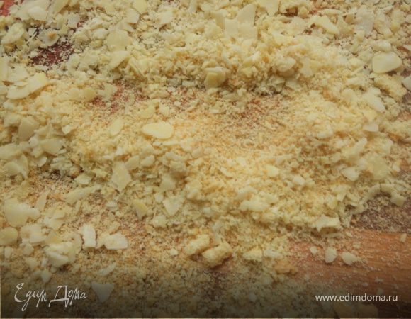 Растереть 2-3 печенья савоярди и миндальные лепестки ***без фанатизма, пусть крошка будет не совсем однородной***.
