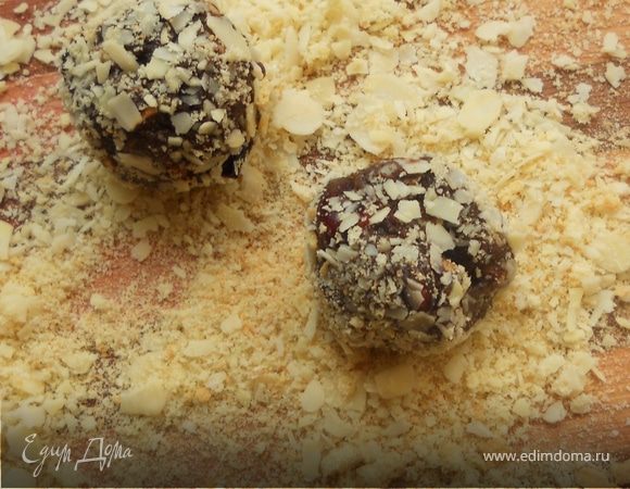 Сформировать конфеты ***сильно не сжимать, т.к. из-за мягкой текстуры могут деформироваться***, обвалять в крошке. Дать подсохнуть при комнатной температуре минут 15-20, после чего отправить в холодильник на временное хранение ***скорее всего, надолго конфеты там не пропишутся:)))***