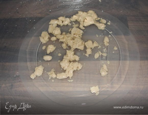 Дрожжи покрошить, залить 50 мл теплой воды. Размешать и дать постоять 5 минут.