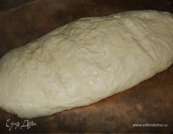 После чего еще раз вымесить тесто, сформировать чиабатту-багет, сделать надрезы, уложить на противень, застеленный бумагой для выпечки и дать постоять еще 1 час.