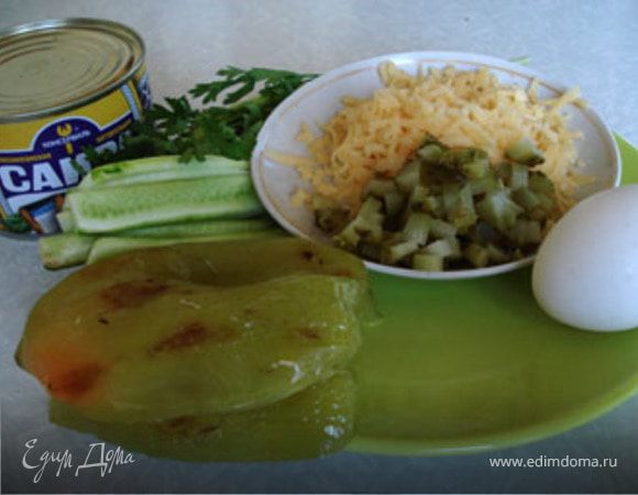 Яйцо, маринованный огурец и перец порезать кубиками.Со свежего огурца снять кожицу, порезать его на брусочки.Рыбные консервы, перец, маринованный огурец, яйцо, натертый сыр и зелень перемешать.