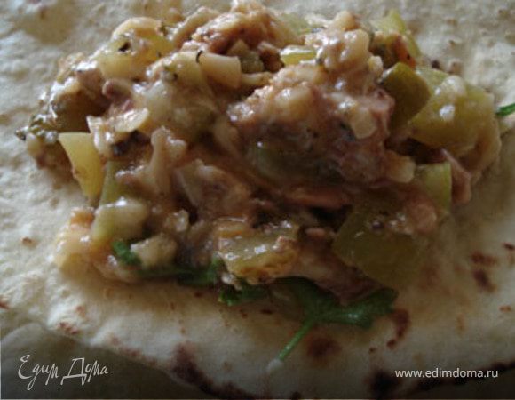 На лаваш положить смесь, сверху 2 брусочка огурца и завернуть. Прогреть в разогретой духовке(220 градусов) минут 5-7, чтобы сыр расплавился. Можно и в микроволновке, но там меньше по времени.