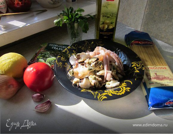 Морской коктейль разморозить,полить лимонным соком и поставить мариноваться на 15 минут.