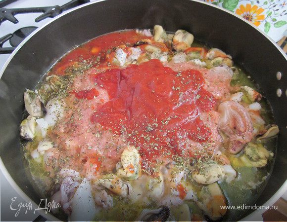 На сковороду налить оливковое масло, выложить коктейль, прогреть