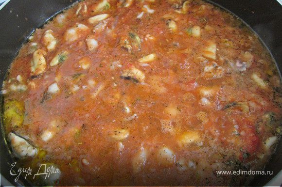 Добавить соус (я ещё добавила томатной пасты немного разведенной водой), посолить, поперчить и готовить на медленном огне 15 минут