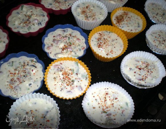 Муку,разрыхлитель,яйца и молоко взбить миксером до однородности.Посолить.
В тесто добавить нарезанные зелень,ветчину,сыр натереть,а если используете брынзу,то нарезать кусочками.Всё перемешать и выложить в формочки не до верха.
Выпекать при 180гр минут 15-20.