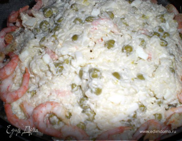 Отварить рис,креветки и яйца.
Яйца мелко нарезать и смешать с рисом,горошком и креветками.Посолить и заправить майонезом.Креветки рекомендую брать королевские и в салат их класть целыми(в смысле чищенными,но не резаными)