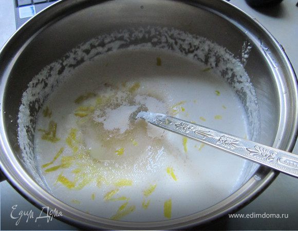 Полученное молочко влить в сотейник, добавить 2 ст. л. сахара, ваниль и цедру одного лимона. Подогреть, помешивая до закипания, но не кипятить.