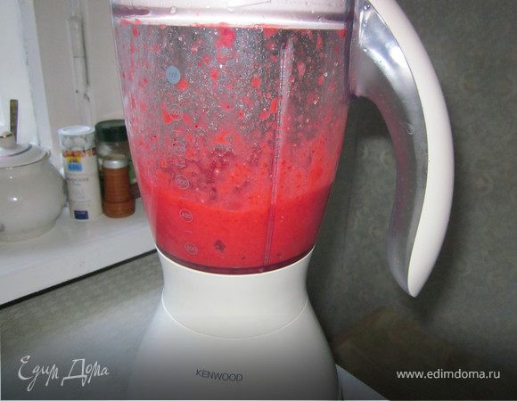 Клубнику взбить в блендере.
