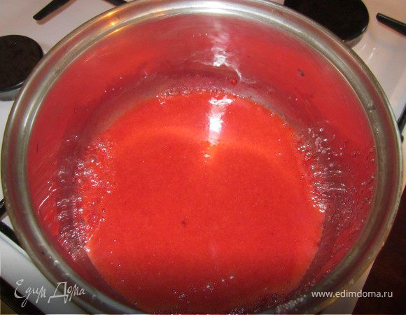 Влить протертую клубнику в сотейник, добавить 3 ст.л. сахара, довести до кипения и проварить на медленном огне 4-5 минут. Клубничный соус готов.