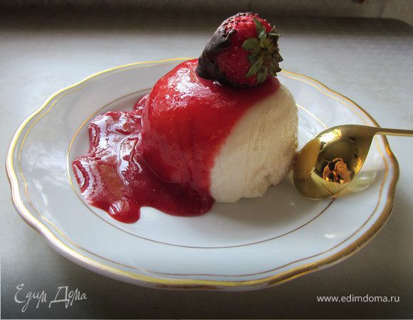 Желатин замочить в холодной воде на 10 минут. Распустить на водяной бане или в микроволновке, процедить. Добавить желатин к миндальному молочку, разлить по формочкам и убрать в холодильник. У меня они стояли в холодильнике всю ночь. Перед подачей украсить клубничным соусом. Я ещё украсила шоколадом.
Приятного аппетита! Кто не постится, может сделать всё тоже самое, но со сливками, и это будет классическая панна котта.