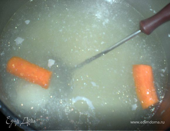 В кастрюлю влить воду,положить туда нарезанную на куски рыбу и довести до кипения.Снять пену,положить лук и морковь целиком(предварительно очищенные),лавровый лист и перец горошком.Варить 30 мин.